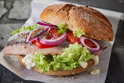 Das Fischbrötchen ist längst ein kulinarisches Wahrzeichen der Ostsee.