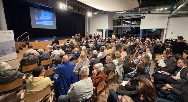 Über 350 Besucher wollten sich am Dienstag in der Aula am Schiffthal in Plön über das Großprojekt informieren.