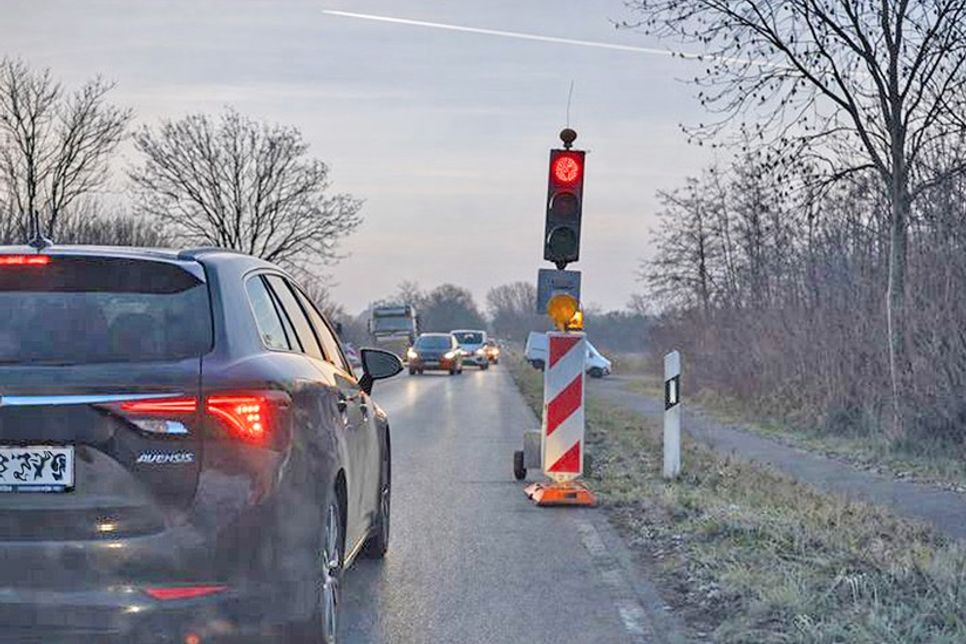 Schon jetzt behindern Bauampeln den Verkehr auf der B 76 vor Plön. Die Vorbereitungen für die Baumaßnahme laufen.