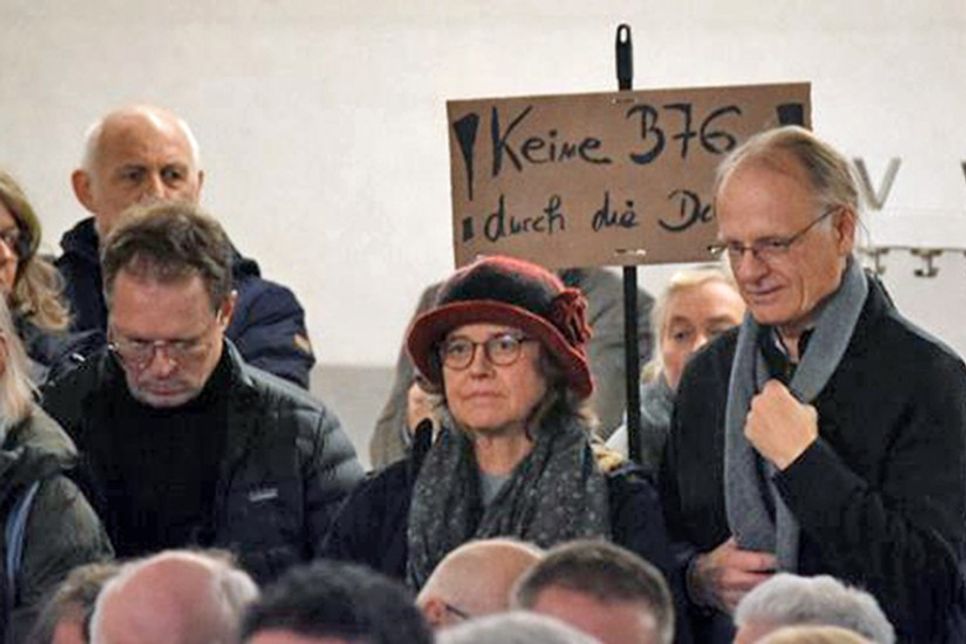 Ein einsames, aber eindringliches Protestschild war im Saal zu sehen: „Keine B 76 durch die Dörfer!“ forderte eine Anwohnerin. Die Angst vor Verkehrschaos ist in den kleinen Ortschaften nahe der Bundesstraße groß.