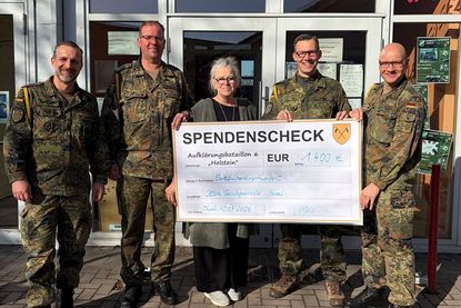 Signal der Verbundenheit: Mit einer Spende ermöglichen die Soldaten des Aufklärungsbataillons 6 „HOLSTEIN“ die Einrichtung eines neuen Fachraums in der OGS Süsel.
