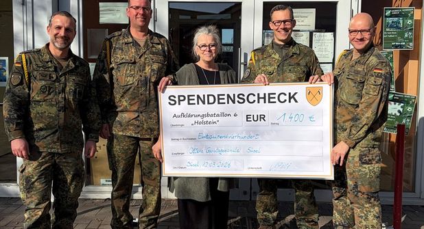 Signal der Verbundenheit: Mit einer Spende ermöglichen die Soldaten des Aufklärungsbataillons 6 „HOLSTEIN“ die Einrichtung eines neuen Fachraums in der OGS Süsel.