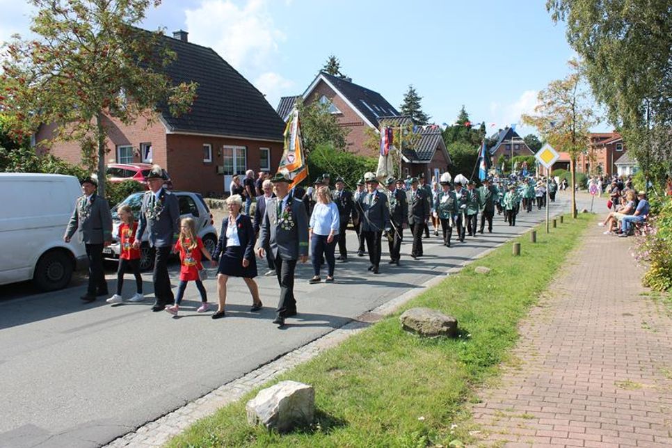 Mit viel Freude, spannenden Wettkämpfen und einer großen Portion Gemeinschaftssinn versammelten sich die Bürgerinnen und Bürger des Ortes zum Schützenfest.