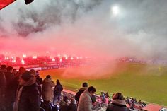 Der Sieg gegen den BVB wurde mit vielen Leuchtfackeln gefeiert.