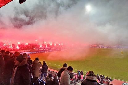 Der Sieg gegen den BVB wurde mit vielen Leuchtfackeln gefeiert.