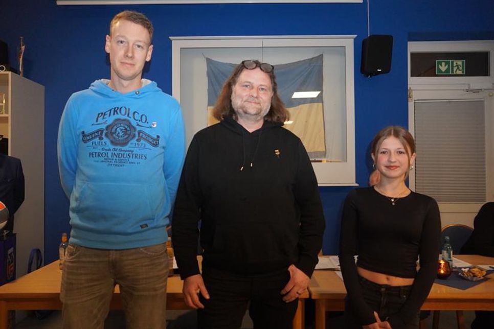 Ausgezeichnet für besondere Leistungen: Hauke Steffen, Manuel Böttcher und Levinja Schmedemann (v. lks.).