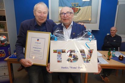 Große Ehre für zwei TSV-Legenden: Wolfgang Prehn (re.) wurde zum Ehrenvorsitzenden, Wolfgang Kulow zum Ehrenmitglied ernannt.