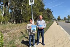 Thuan Nguyen und Manfred Wohnrade (re.) vor einer neuen Haltestelle.