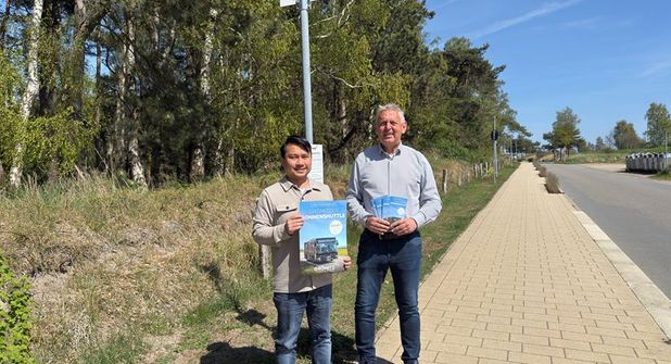 Thuan Nguyen und Manfred Wohnrade (re.) vor einer neuen Haltestelle.