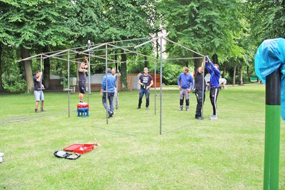 Die Leutnants beim Aufbau des Schießzeltes und der Schießleitern.