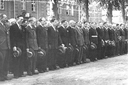 Aufstellung zum ersten Volkstrauertag der Lensahner Gilde im Jahr 1951.