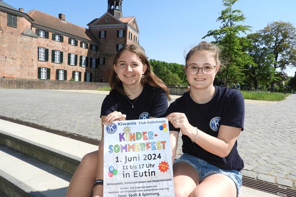 Julie Helene Pfaff (re.) und Lia Emilia Läzer haben am kommenden Sonnabend, 1. Juni, etwas vor: Die Zwei werden in der Waffelbude stehen und Familien beim Eutiner Kiwanis-Kinder-Sommerfest mit Frischgebackenem versorgen. Sie gehören zu einem großen Team Ehrenamtlicher, die von der Schlosswiese bis in die Stadtbucht ein buntes Programm voller Action, Spaß und Unterhaltung bieten.