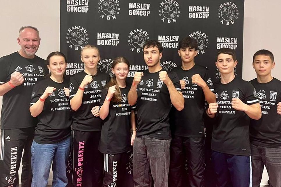 Cheftrainer René Küpper, Amelie von Prondzinski, Joanna Basner-Schulz, Lina Schoknecht, Muhammad Nour Hebou, Hovhannes Petrosyan, Telman Melkonyan und Wolfgang Wöller (v. l.).