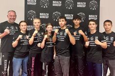 Cheftrainer René Küpper, Amelie von Prondzinski, Joanna Basner-Schulz, Lina Schoknecht, Muhammad Nour Hebou, Hovhannes Petrosyan, Telman Melkonyan und Wolfgang Wöller (v. l.).