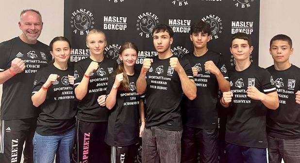 Cheftrainer René Küpper, Amelie von Prondzinski, Joanna Basner-Schulz, Lina Schoknecht, Muhammad Nour Hebou, Hovhannes Petrosyan, Telman Melkonyan und Wolfgang Wöller (v. l.).
