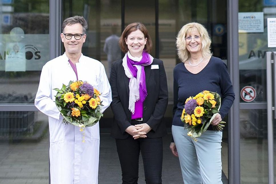 Dr. Ulrike Hammad-Greiff übernimmt als Ärztliche Direktorin am AMEOS Klinikum Oldenburg vom bisherigen Amtsinhaber Dr. Andreas Jakobeit; in der Mitte Krankenhausdirektorin Lena Radtke