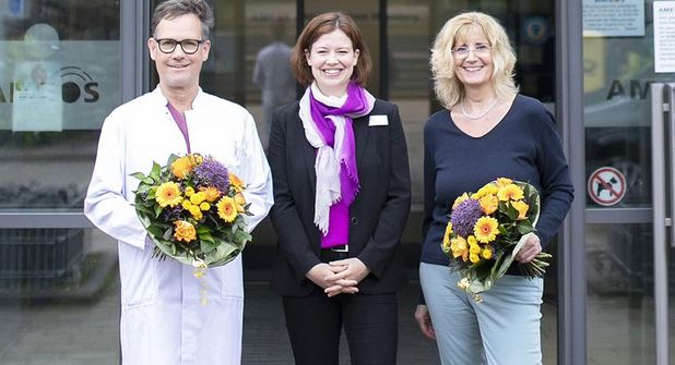 Dr. Ulrike Hammad-Greiff übernimmt als Ärztliche Direktorin am AMEOS Klinikum Oldenburg vom bisherigen Amtsinhaber Dr. Andreas Jakobeit; in der Mitte Krankenhausdirektorin Lena Radtke