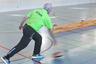 Mit dem nötigen Schwung und der richtigen Technik bringt Heinz Macheil die Bossel auf den Weg zur Daube.