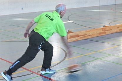 Mit dem nötigen Schwung und der richtigen Technik bringt Heinz Macheil die Bossel auf den Weg zur Daube.