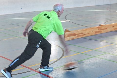 Mit dem nötigen Schwung und der richtigen Technik bringt Heinz Macheil die Bossel auf den Weg zur Daube.