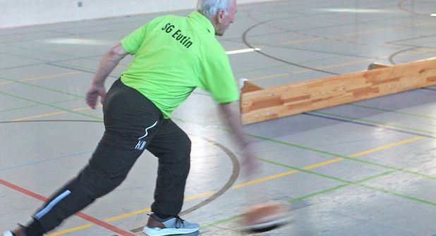 Mit dem nötigen Schwung und der richtigen Technik bringt Heinz Macheil die Bossel auf den Weg zur Daube.