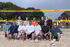 Die Teilnehmenden des ersten Beachvolleyball-Saisonabschlussturniers der Erwachsenen beim TSV Neustadt trotzten Wind und Wetter.