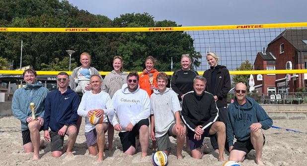 Die Teilnehmenden des ersten Beachvolleyball-Saisonabschlussturniers der Erwachsenen beim TSV Neustadt trotzten Wind und Wetter.