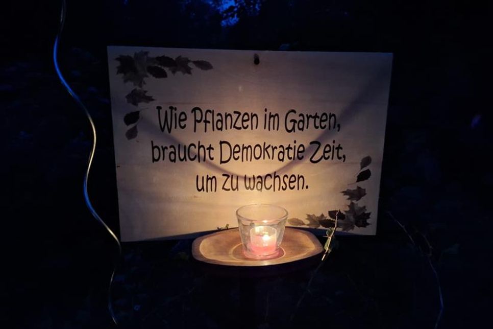 Überall im Garten standen Schilder mit inspirierenden Sprüchen.
