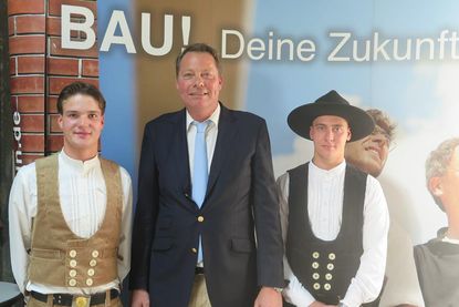 Die Innungsbesten Willem Kuke (lks.) und Benjamin Glindmeier, zusammen mit Obermeister Ralf Hoffmann (Mi.).