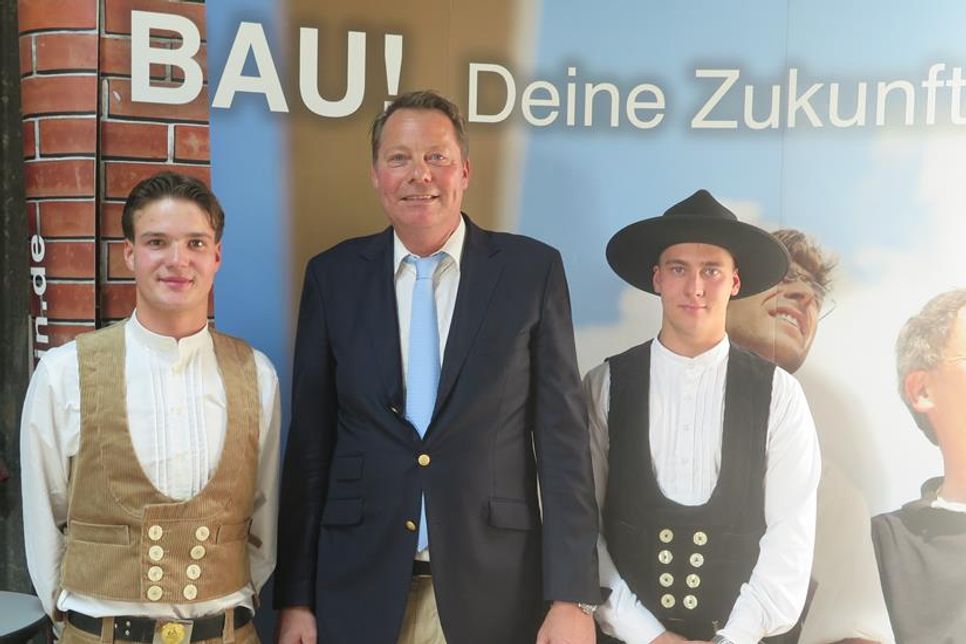 Die Innungsbesten Willem Kuke (lks.) und Benjamin Glindmeier, zusammen mit Obermeister Ralf Hoffmann (Mi.).