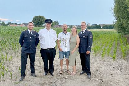 Stellvertretender Wehrführer Sebastian Körner, ehemaliger König Nils Petersen, König Benjamin Petri und Königin Vanessa Petri sowie Wehrführer Lasse Hennings (v. lks.).