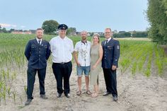 Stellvertretender Wehrführer Sebastian Körner, ehemaliger König Nils Petersen, König Benjamin Petri und Königin Vanessa Petri sowie Wehrführer Lasse Hennings (v. lks.).