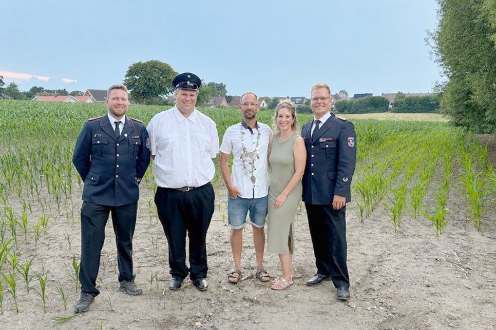 Stellvertretender Wehrführer Sebastian Körner, ehemaliger König Nils Petersen, König Benjamin Petri und Königin Vanessa Petri sowie Wehrführer Lasse Hennings (v. lks.).