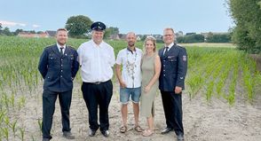 Stellvertretender Wehrführer Sebastian Körner, ehemaliger König Nils Petersen, König Benjamin Petri und Königin Vanessa Petri sowie Wehrführer Lasse Hennings (v. lks.).