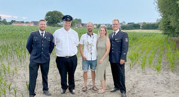Stellvertretender Wehrführer Sebastian Körner, ehemaliger König Nils Petersen, König Benjamin Petri und Königin Vanessa Petri sowie Wehrführer Lasse Hennings (v. lks.).