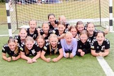 Viel Spaß beim Auflaufen für die HSG Ostsee hatten: Nike Jakobsen, Jula John, Paula
Klaus, Melina Krüger, Luisa Krause, Mia Marschall, Marlene Burghardt, Linna Hoffmann,
Liz Mielke, Karlotta Gerthenrich, Mina Spieckermann, Marie Müller, Ella Brüning, Rosalie
Riedel, Evy Mendoza und Ada Maaser.