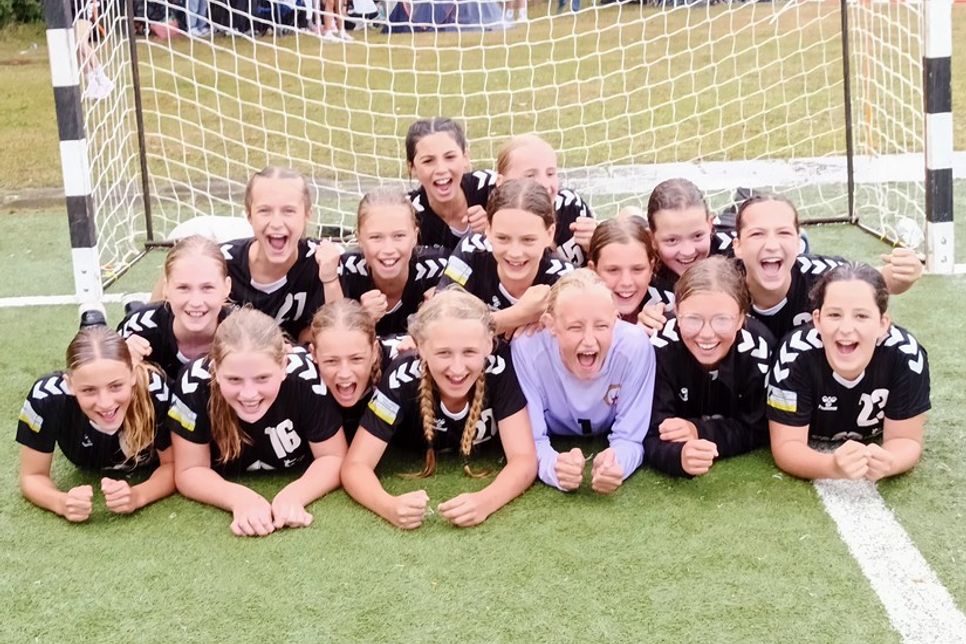 Viel Spaß beim Auflaufen für die HSG Ostsee hatten: Nike Jakobsen, Jula John, Paula
Klaus, Melina Krüger, Luisa Krause, Mia Marschall, Marlene Burghardt, Linna Hoffmann,
Liz Mielke, Karlotta Gerthenrich, Mina Spieckermann, Marie Müller, Ella Brüning, Rosalie
Riedel, Evy Mendoza und Ada Maaser.