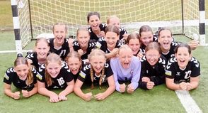 Viel Spaß beim Auflaufen für die HSG Ostsee hatten: Nike Jakobsen, Jula John, Paula
Klaus, Melina Krüger, Luisa Krause, Mia Marschall, Marlene Burghardt, Linna Hoffmann,
Liz Mielke, Karlotta Gerthenrich, Mina Spieckermann, Marie Müller, Ella Brüning, Rosalie
Riedel, Evy Mendoza und Ada Maaser.