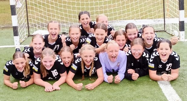 Viel Spaß beim Auflaufen für die HSG Ostsee hatten: Nike Jakobsen, Jula John, Paula
Klaus, Melina Krüger, Luisa Krause, Mia Marschall, Marlene Burghardt, Linna Hoffmann,
Liz Mielke, Karlotta Gerthenrich, Mina Spieckermann, Marie Müller, Ella Brüning, Rosalie
Riedel, Evy Mendoza und Ada Maaser.