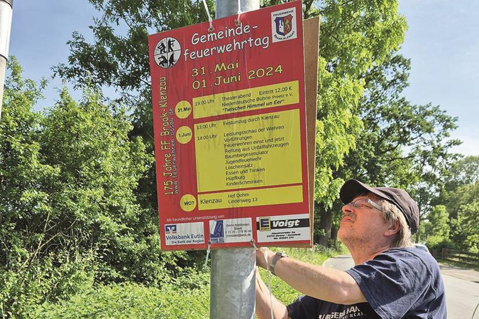 Die Vorbereitungen laufen und jede Hand ist gefragt: Hier hängt Wehrführer Thomas Kemkowski ein Plakat auf.
