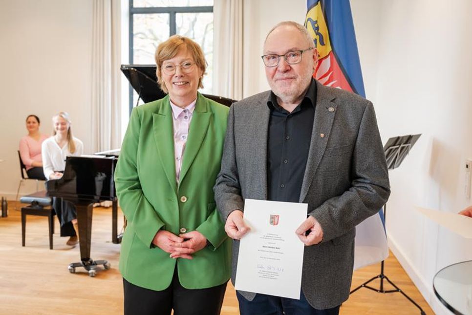 Verleihung der Freiherr-vom-Stein-Verdienstnadel von Innenministerin Sabine Sütterlin-Waack am 14. November in Kiel an Norbert Kahl.