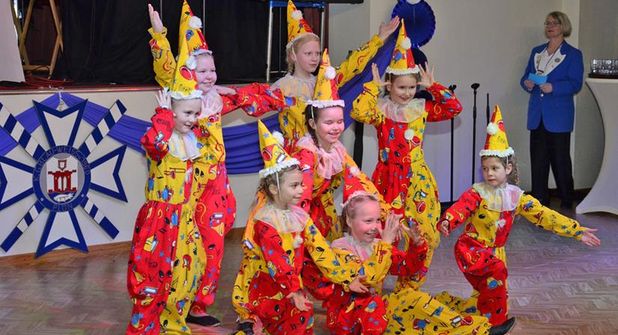 Buntes Treiben: der Clownstanz der Kindergarde
