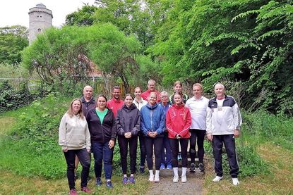 12 frisch ausgebildete Sportabzeichen-Prüferinnen und -Prüfer aus Ostholsteiner Sportvereinen dürfen seit Kurzem die verschiedenen Leistungsnachweise für das Deutsche Sportabzeichen abnehmen. Rechts auf dem Foto Günter Frentz, langjähriger Sportabzeichen-Obmann beim Kreissportverband Ostholstein.