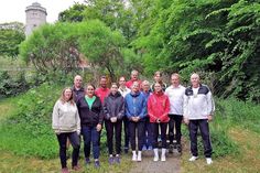 12 frisch ausgebildete Sportabzeichen-Prüferinnen und -Prüfer aus Ostholsteiner Sportvereinen dürfen seit Kurzem die verschiedenen Leistungsnachweise für das Deutsche Sportabzeichen abnehmen. Rechts auf dem Foto Günter Frentz, langjähriger Sportabzeichen-Obmann beim Kreissportverband Ostholstein.