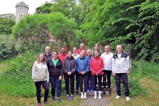 12 frisch ausgebildete Sportabzeichen-Prüferinnen und -Prüfer aus Ostholsteiner Sportvereinen dürfen seit Kurzem die verschiedenen Leistungsnachweise für das Deutsche Sportabzeichen abnehmen. Rechts auf dem Foto Günter Frentz, langjähriger Sportabzeichen-Obmann beim Kreissportverband Ostholstein.