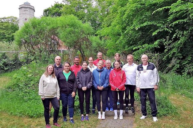 12 frisch ausgebildete Sportabzeichen-Prüferinnen und -Prüfer aus Ostholsteiner Sportvereinen dürfen seit Kurzem die verschiedenen Leistungsnachweise für das Deutsche Sportabzeichen abnehmen. Rechts auf dem Foto Günter Frentz, langjähriger Sportabzeichen-Obmann beim Kreissportverband Ostholstein.