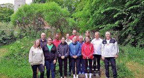 12 frisch ausgebildete Sportabzeichen-Prüferinnen und -Prüfer aus Ostholsteiner Sportvereinen dürfen seit Kurzem die verschiedenen Leistungsnachweise für das Deutsche Sportabzeichen abnehmen. Rechts auf dem Foto Günter Frentz, langjähriger Sportabzeichen-Obmann beim Kreissportverband Ostholstein.