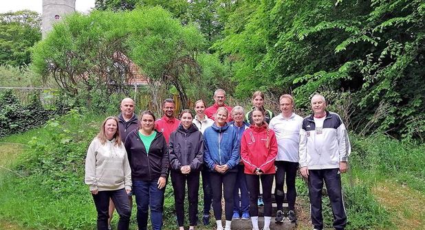 12 frisch ausgebildete Sportabzeichen-Prüferinnen und -Prüfer aus Ostholsteiner Sportvereinen dürfen seit Kurzem die verschiedenen Leistungsnachweise für das Deutsche Sportabzeichen abnehmen. Rechts auf dem Foto Günter Frentz, langjähriger Sportabzeichen-Obmann beim Kreissportverband Ostholstein.