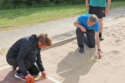Roland Strawe (rechts) hat gerade seinen Standweitsprung hinter sich – und jetzt messen die beiden Prüfer Peggy Bandelin und Reinhard Honerlage von der Sportvereinigung Pönitz, ob sein Sprung auch weit genug war.