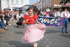 Beim „Tanz in den Straßen“ kann man die Folklore-Gruppen hautnah erleben.